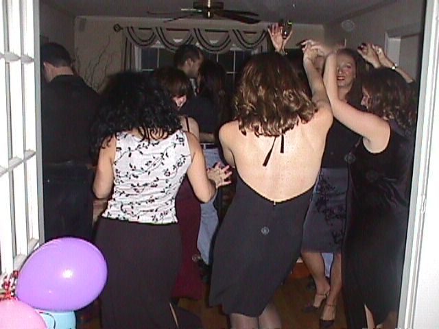 groupdance3.jpg (50152 bytes)